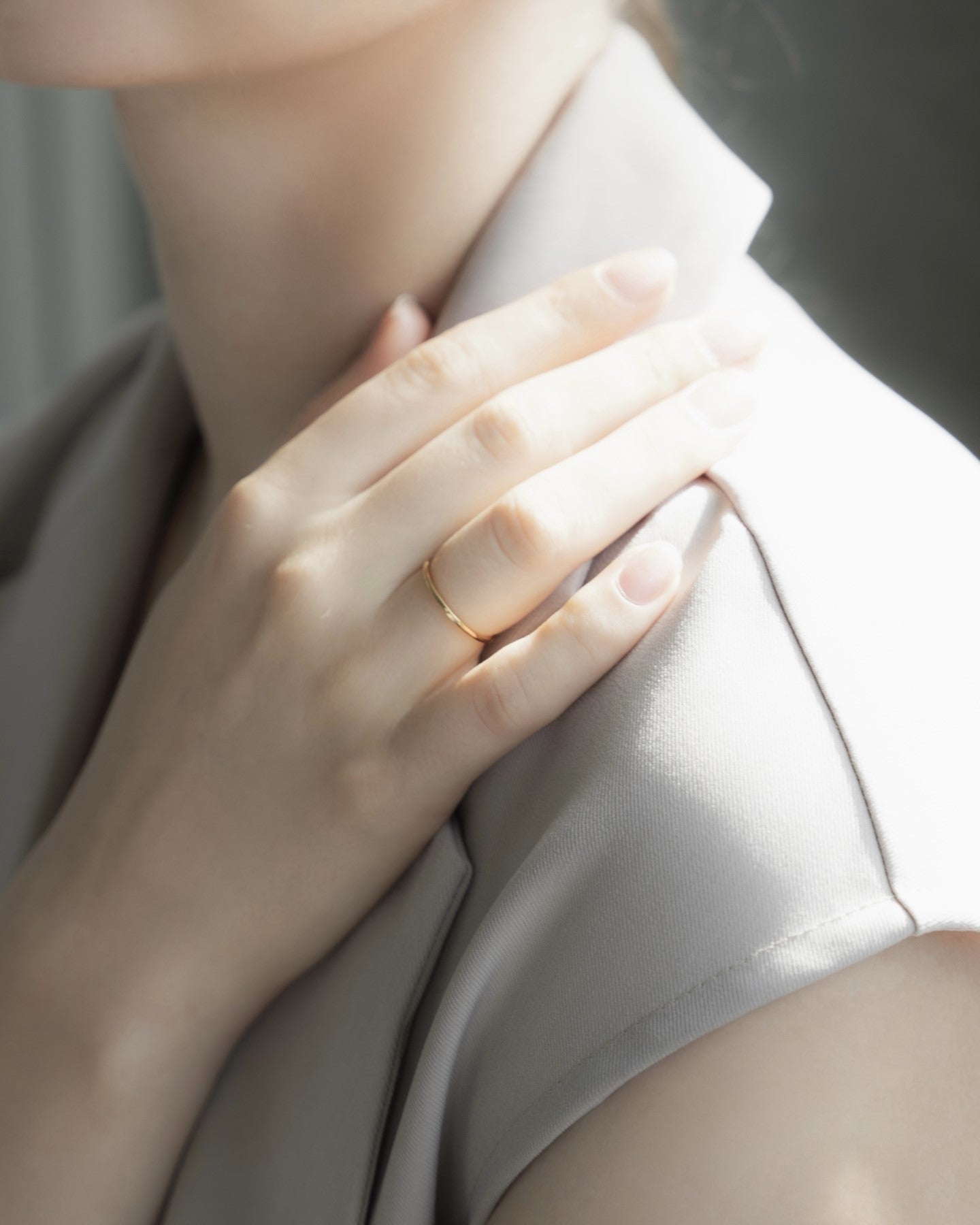 1mmプレーンリングを着用した女性の手元のクローズアップ。シンプルで洗練されたデザインのステンレス製リング。