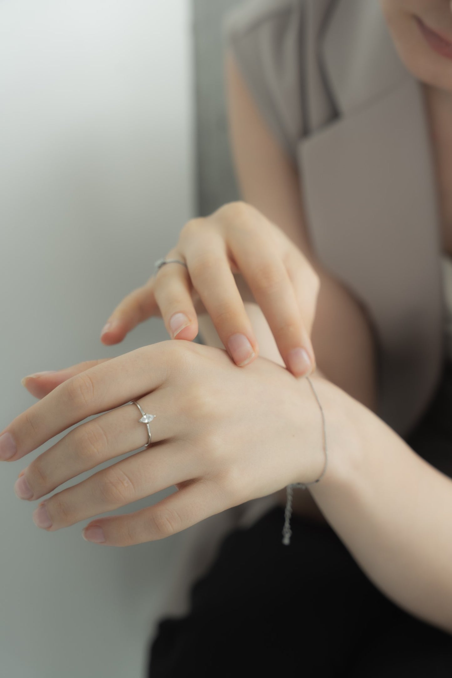 ファッションスタイルに合わせてシンプルジルコニアリングを着用した女性。シンプルでありながら、ジルコニアがエレガントなアクセントに。