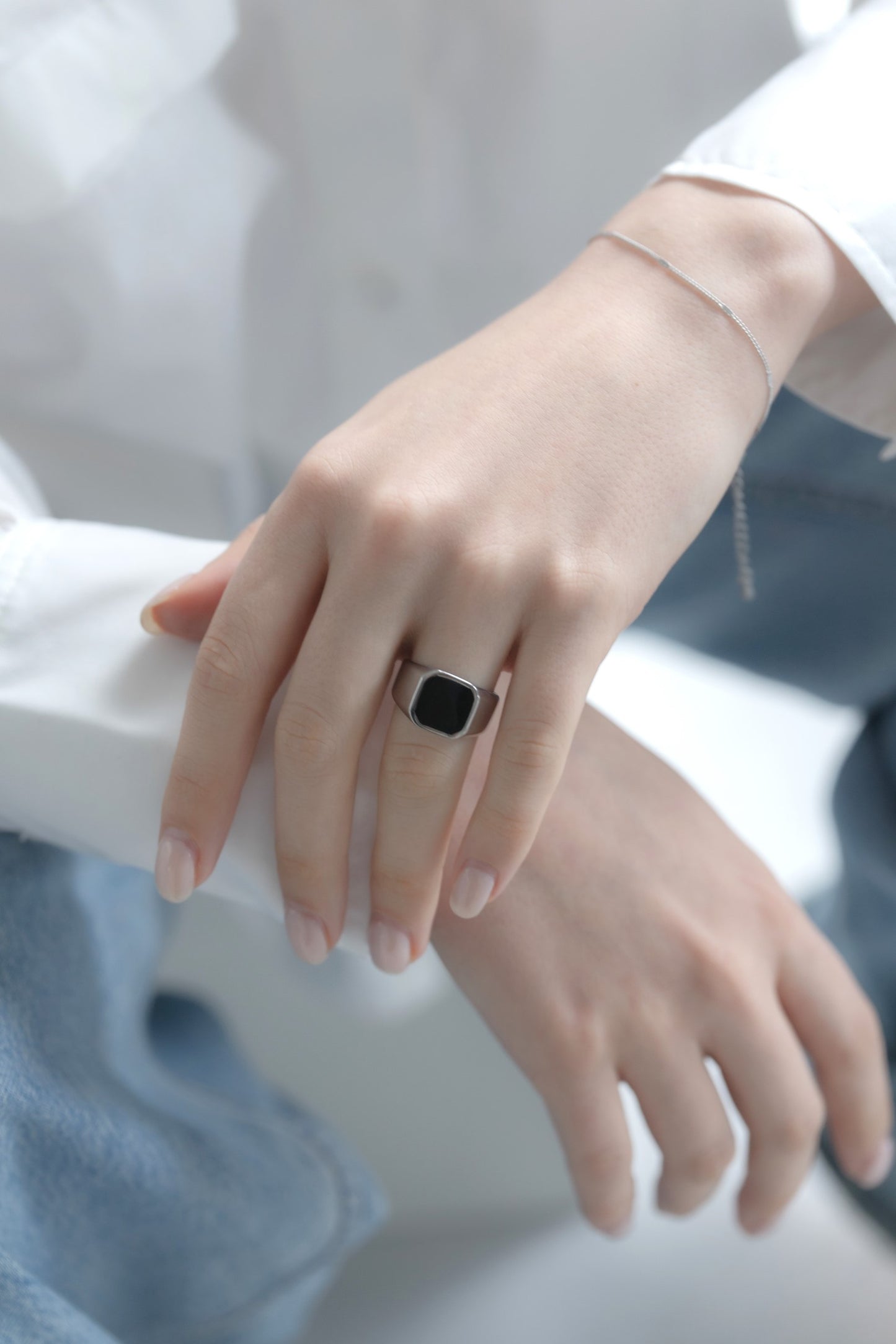 シルバーのストーンリングをファッションアクセサリーとして着用した女性。エレガントで洗練されたアクセサリー。