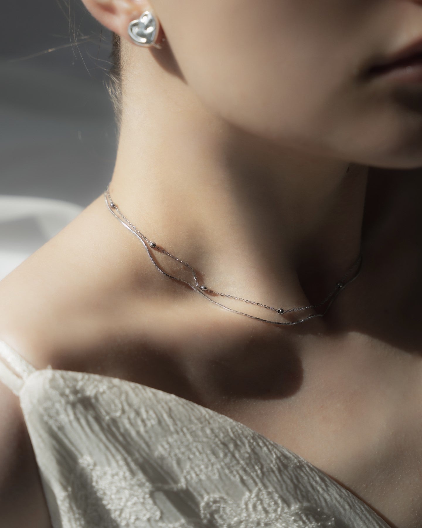 シンプルでエレガントなデザインのステンレス製ボールチェーン2連ネックレス。ミニマルなファッションにぴったりのレイヤードアクセサリー。